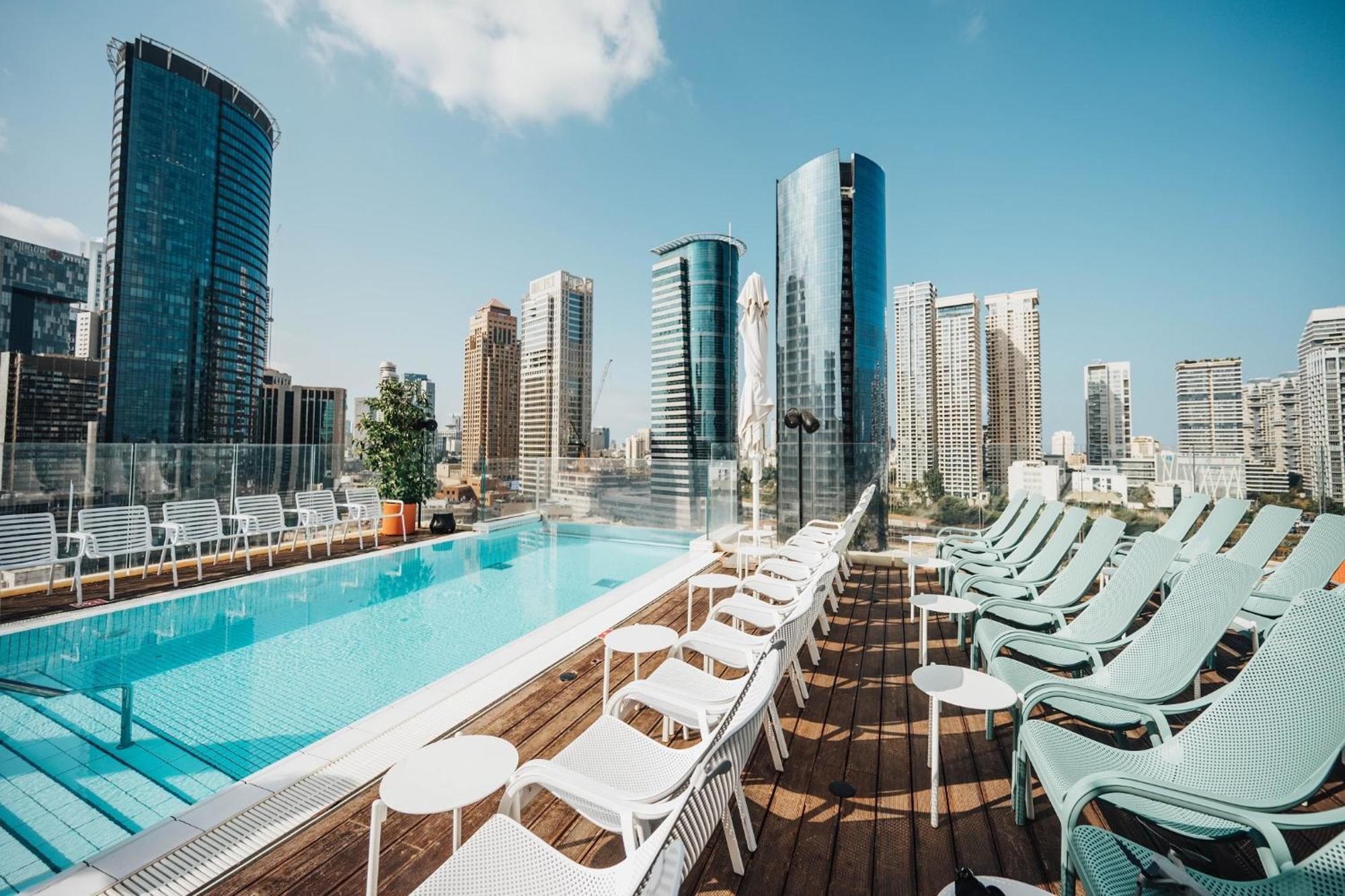 Hotel Indigo Tel Aviv - Diamond District By Ihg Giv'atayim Exterior foto Rooftop pool at the Hilton Tel Aviv